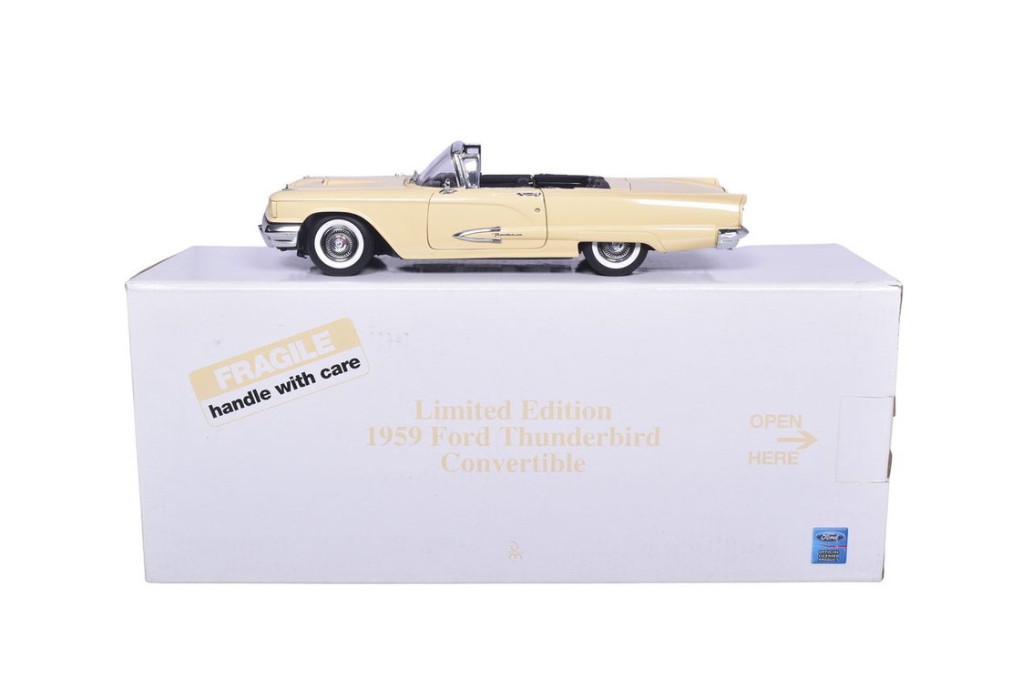 Danbury Mint 1:24 Diecast 1959 Ford Thunderbird Convertible