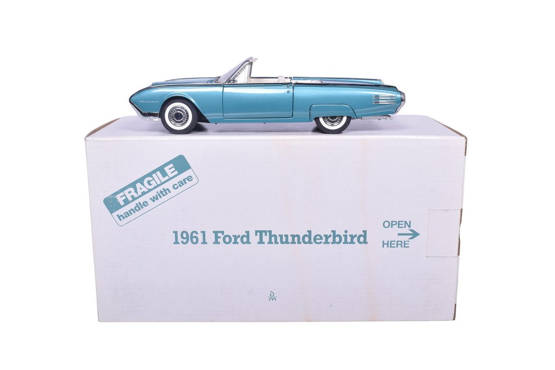Danbury Mint 1:24 Diecast 1961 Ford Thunderbird