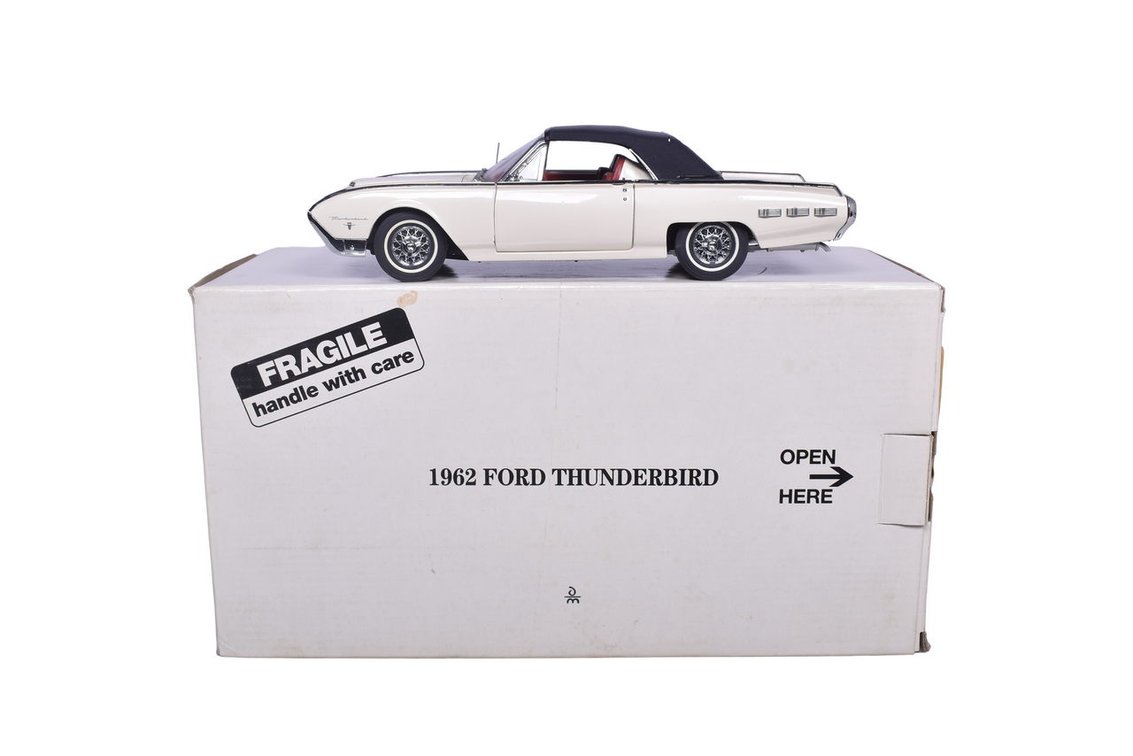 Danbury Mint 1:24 Diecast 1962 Ford Thunderbird