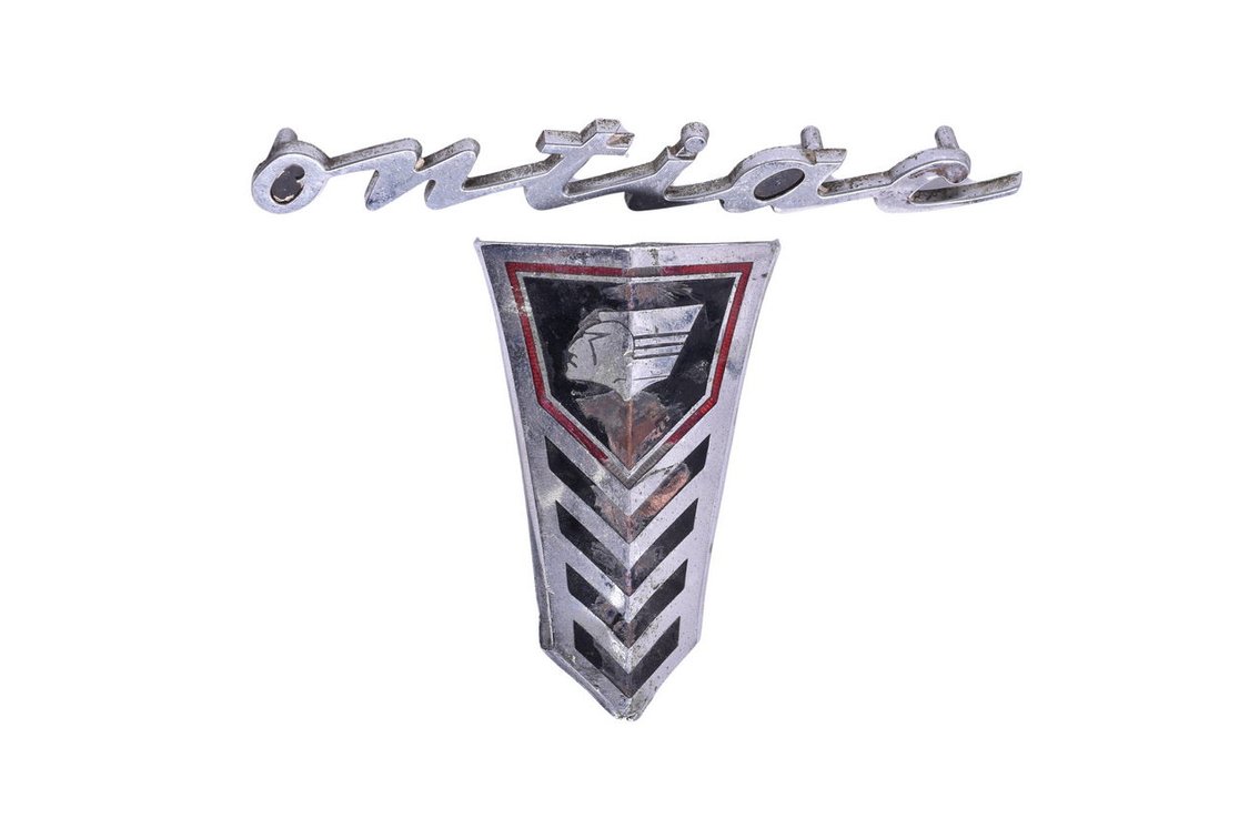1940 Pontiac Car Front Grille Center Hood Emblem and Nameplate Script
