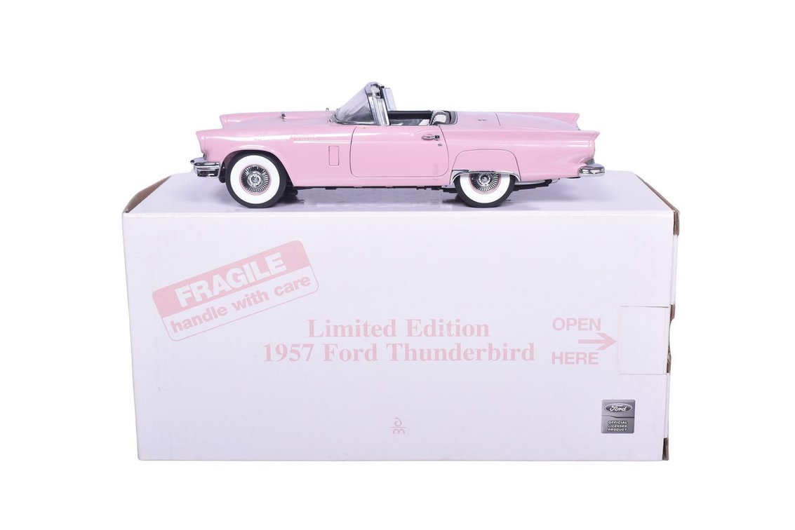 Danbury Mint 1:24 Diecast 1957 Ford Thunderbird