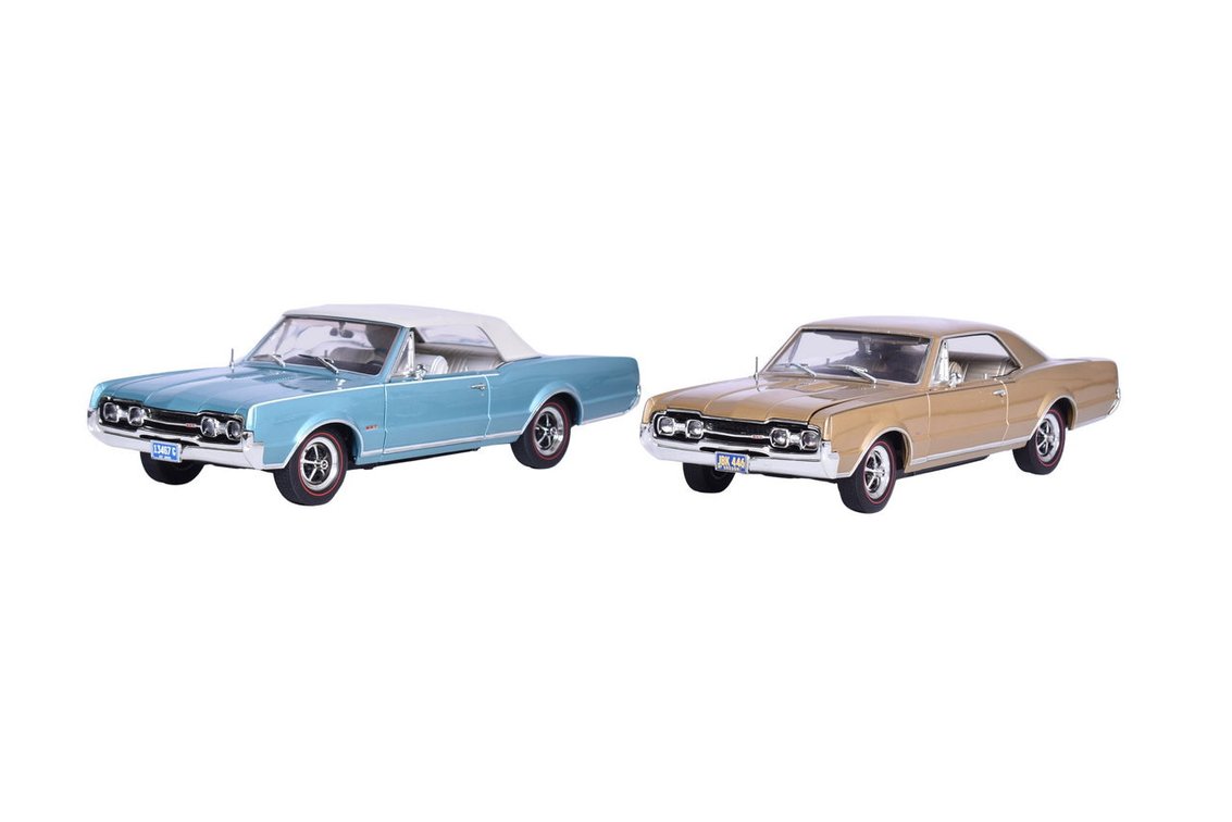 Pair of Highway 61 1:18 1966, 1967 Oldsmobile 4-4-2 Model Cars