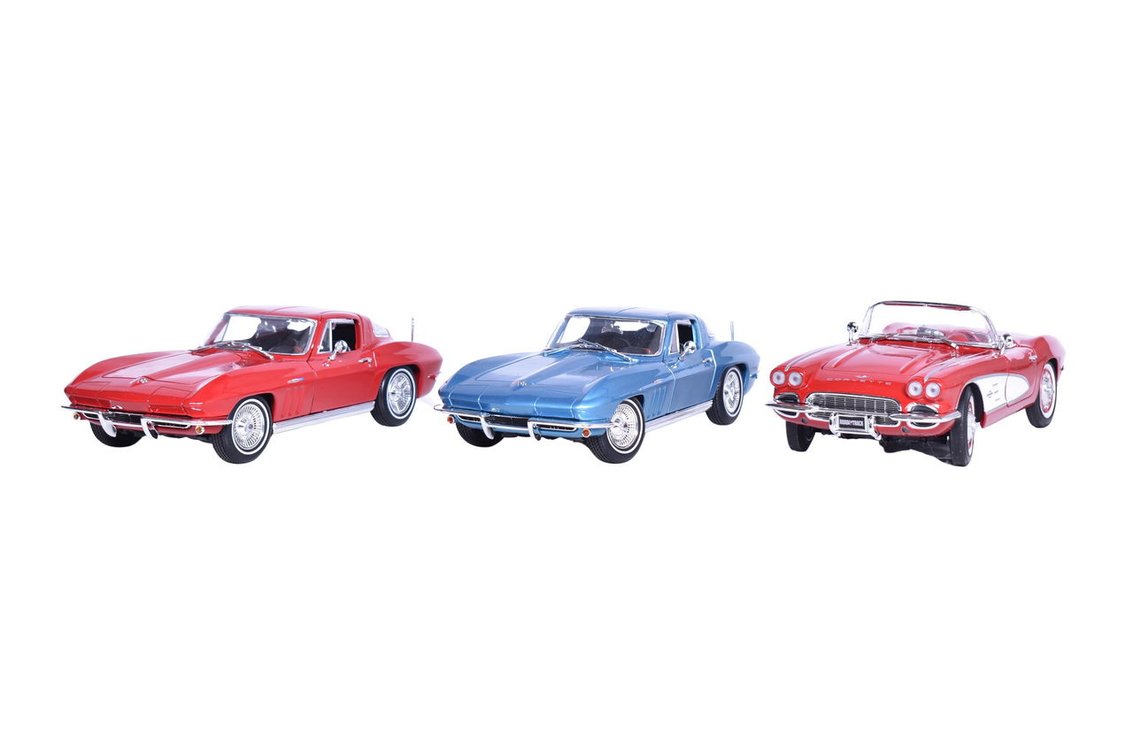 Pair of Maisto 1:18 Die Cast 1965 Chevrolet Corvette and American Muscle 1961 Corvette