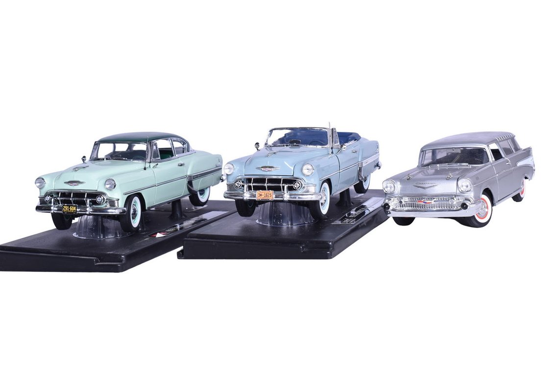 Three 1:18 Die Cast 1950s Chevrolet Bel Air Models - Road Signature and Sun Star