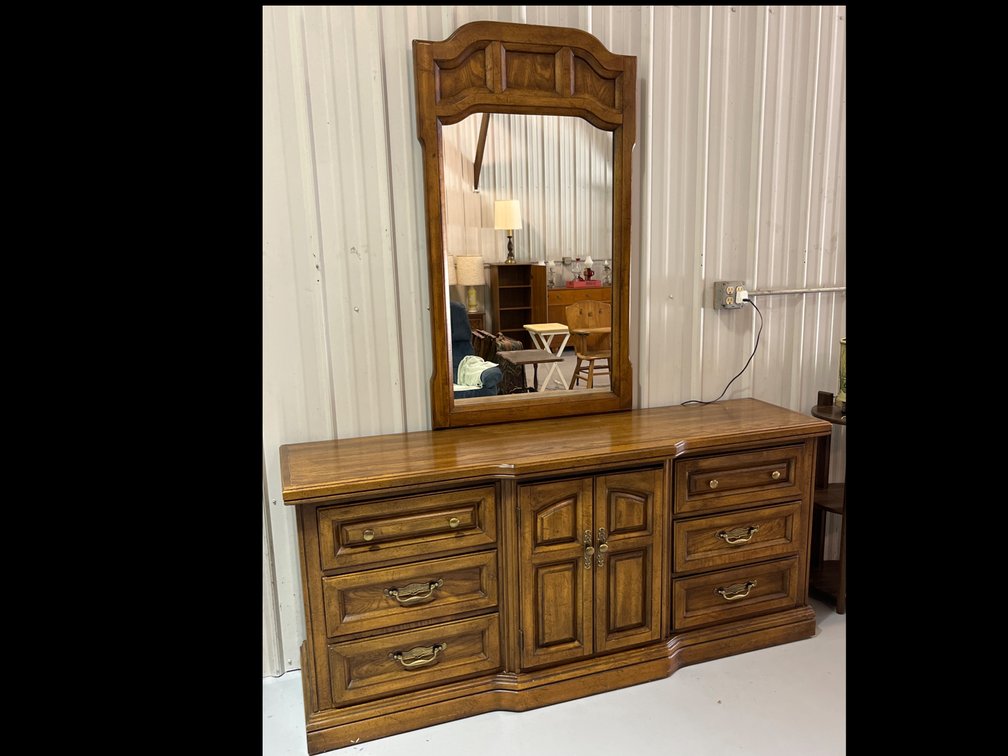 Dresser w/Mirror
