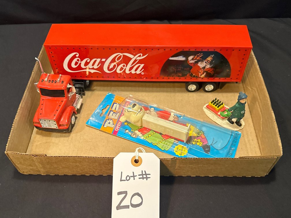 Coca-Cola Truck / Pez Dispenser/ Figurine 