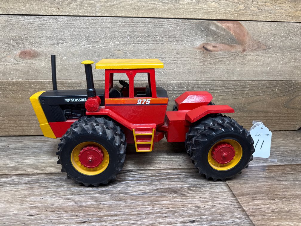 1:16 Versatile 975 Series III - Candy Striper