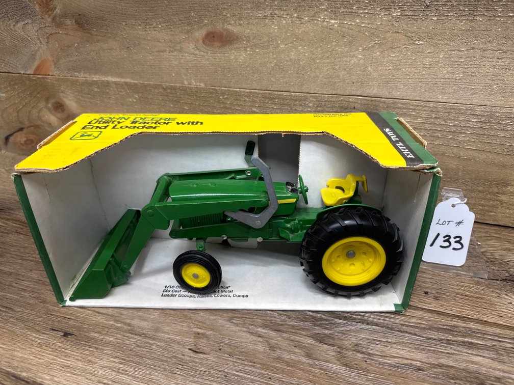 1:16 Utility Tractor w/End Loader