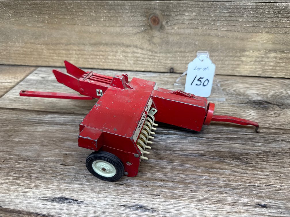 1:16 International Baler