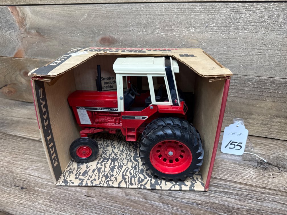 1:16 International 1586 w/Cab