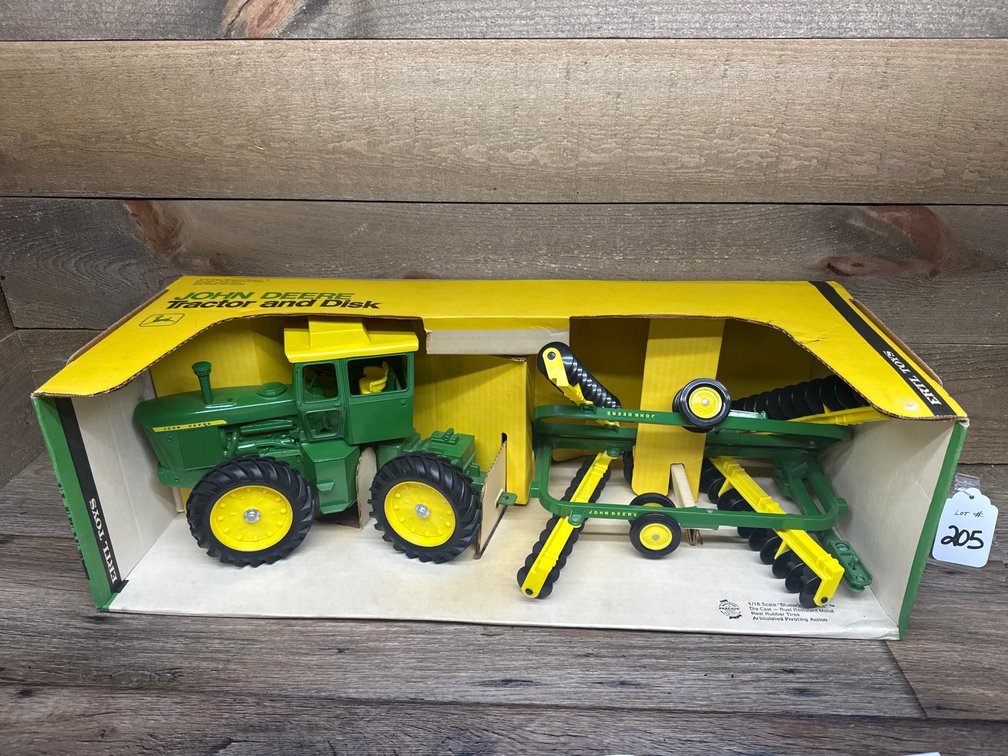 1:16 ERTL JD 7520 Tractor & Disk Set