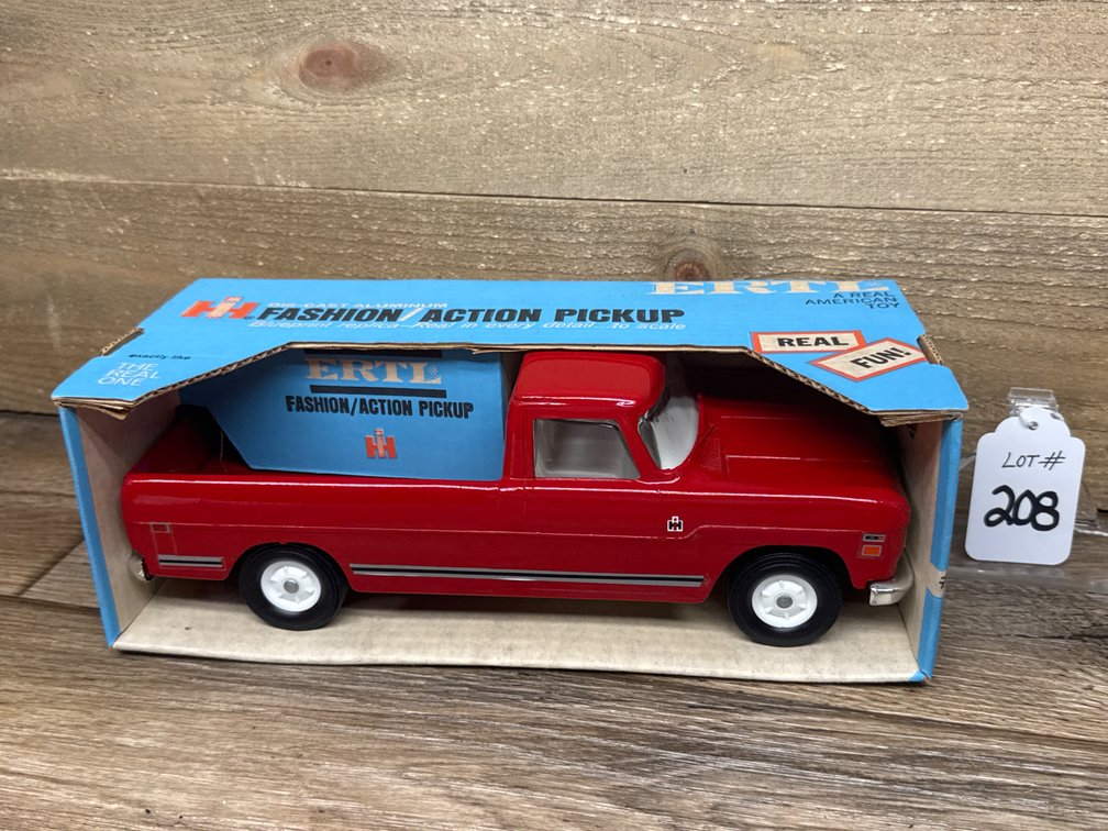 1:16 IH Fashion/Action Pickup / Blue Box - Mint!