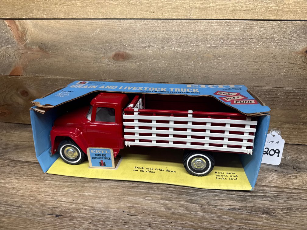 1:16 IH Grain & Livestock Truck w/Box