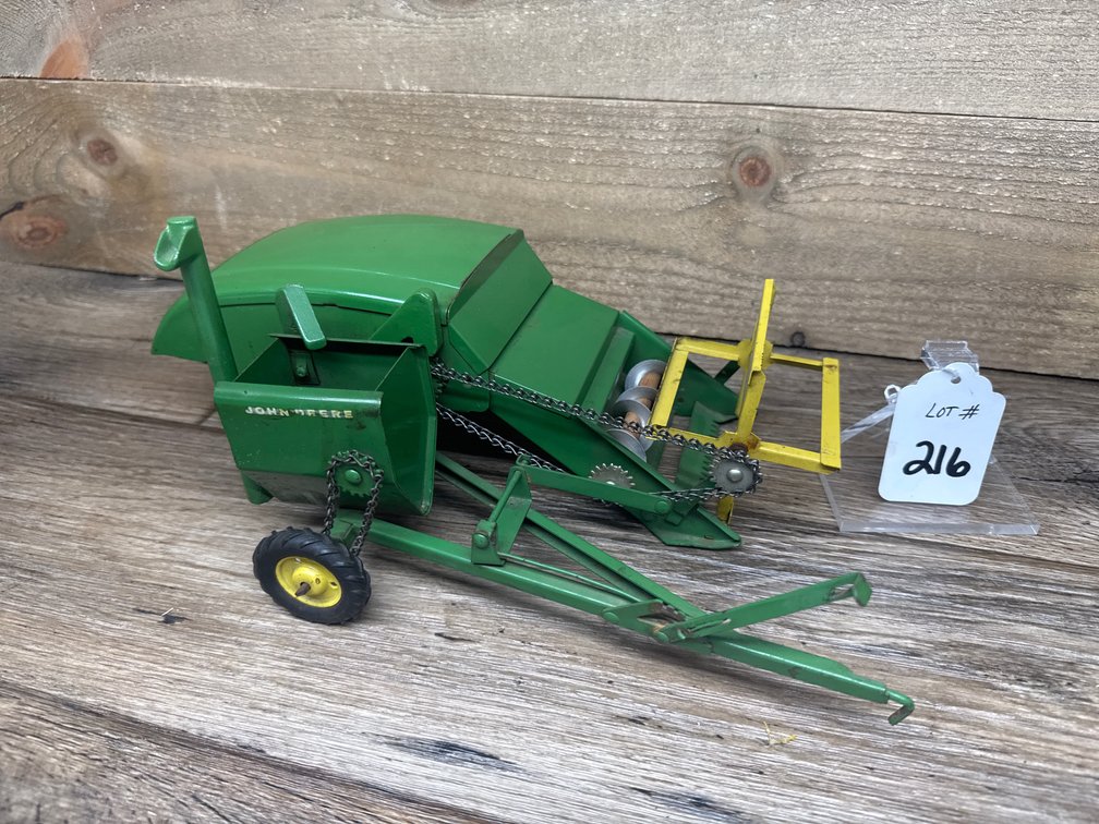 1:16 JD 30 Pull-Type Combine