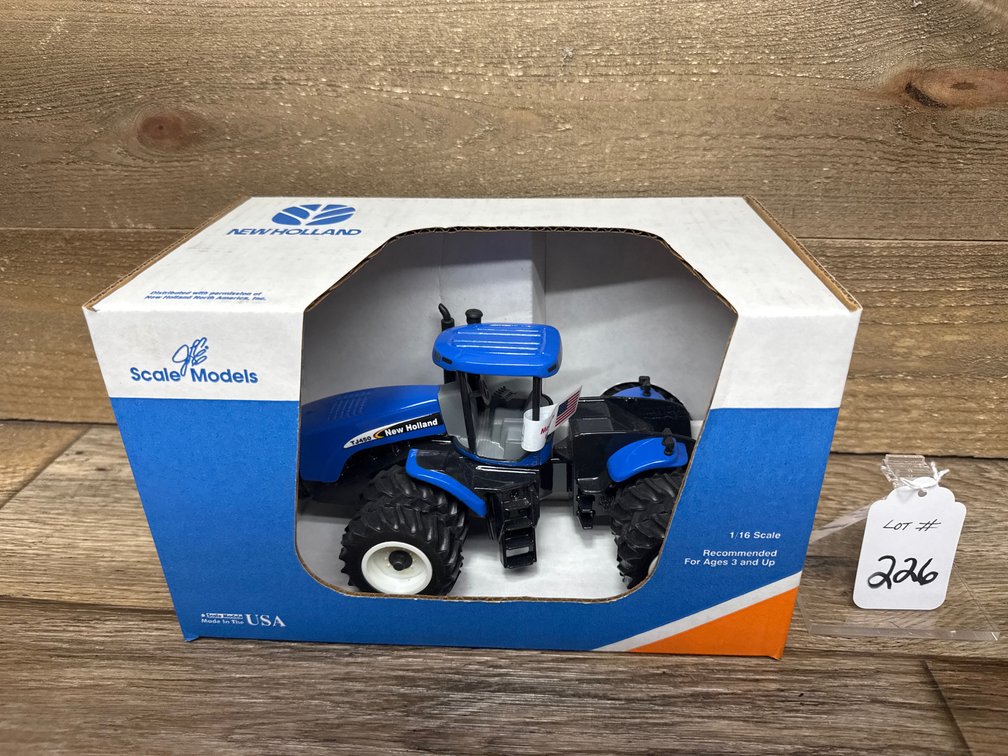 1:32 New Holland TJ450 /w Duals