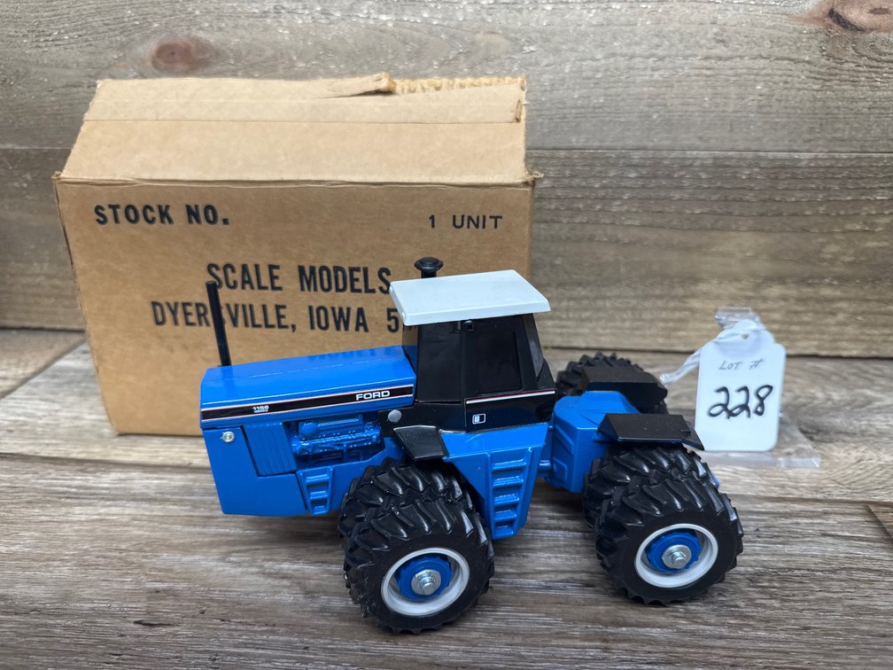 1:32 Ford 1156 Versatile w/Duals