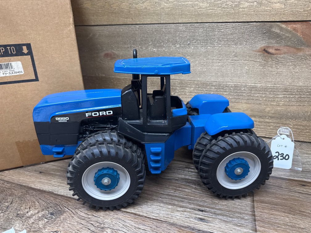 1:16 - Ford 9880 Versatile w/Duals