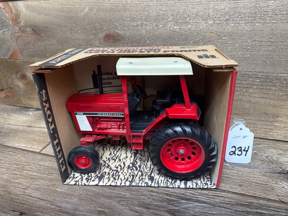 1:16 International 886 w/Safety Frame