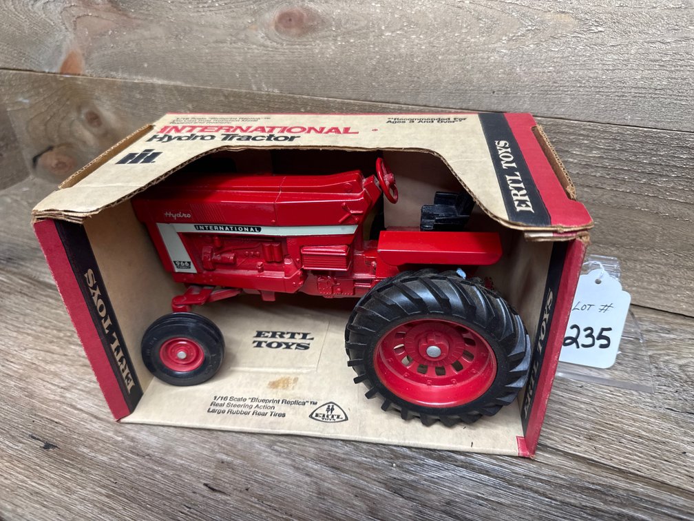 1:16 International 976 Farmall Hydro WF