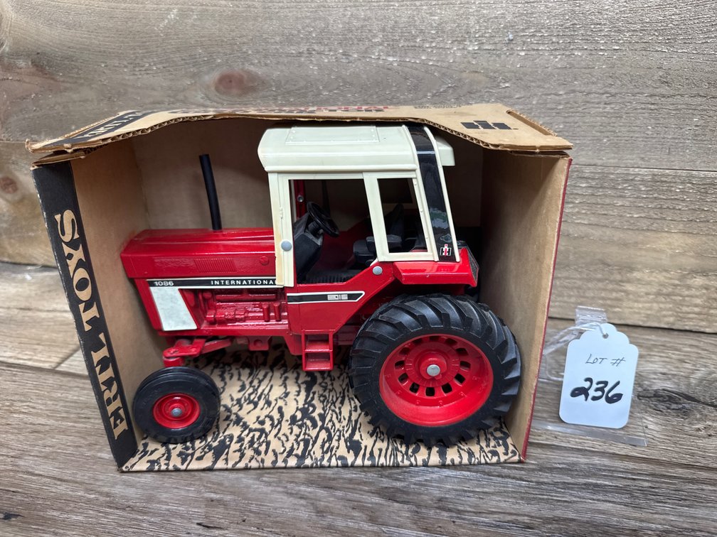 1:16 International 1086 w/Cab