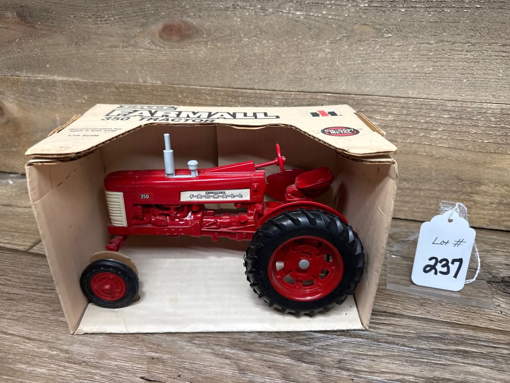 1:16 Farmall 350 WF