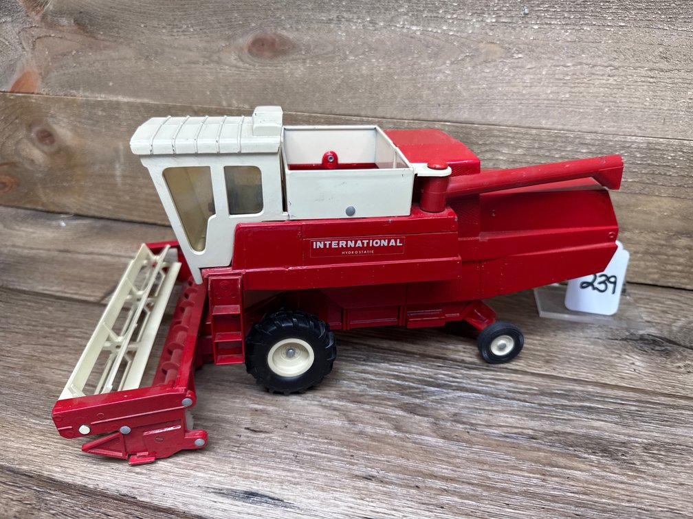 1:16 International 915 Hydrostatic Combine