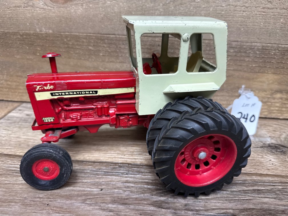 1:16 International Farmall 1256 Turbo
