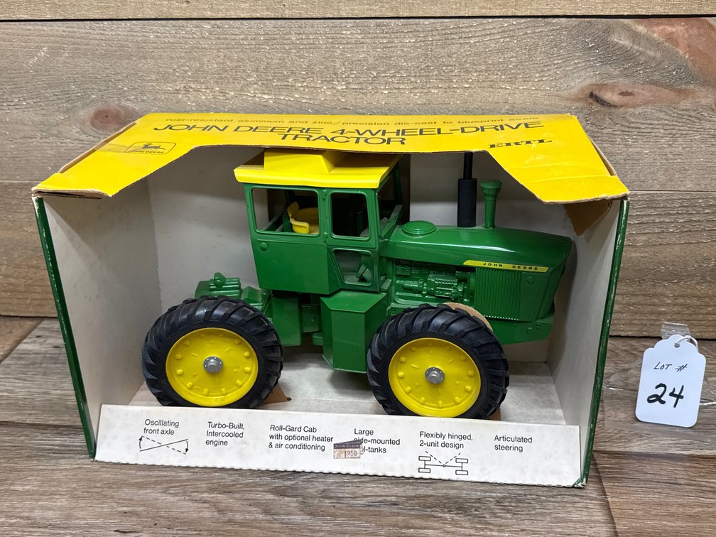 1:16 JD 7520 4-Wheel-Drive Tractor