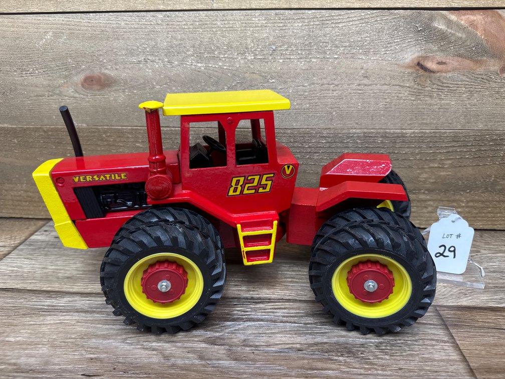 1:16 Versatile 825 4WD