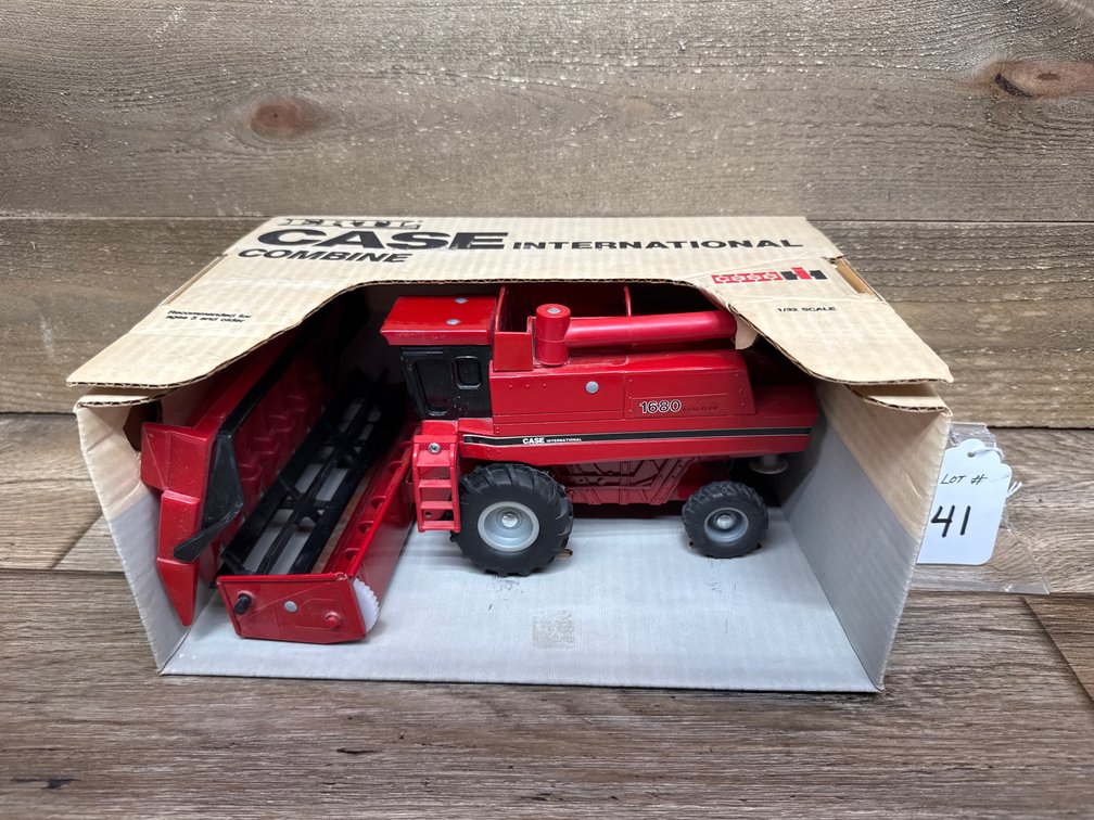 1:32 Case IH 1680 Axial-Flow Combine
