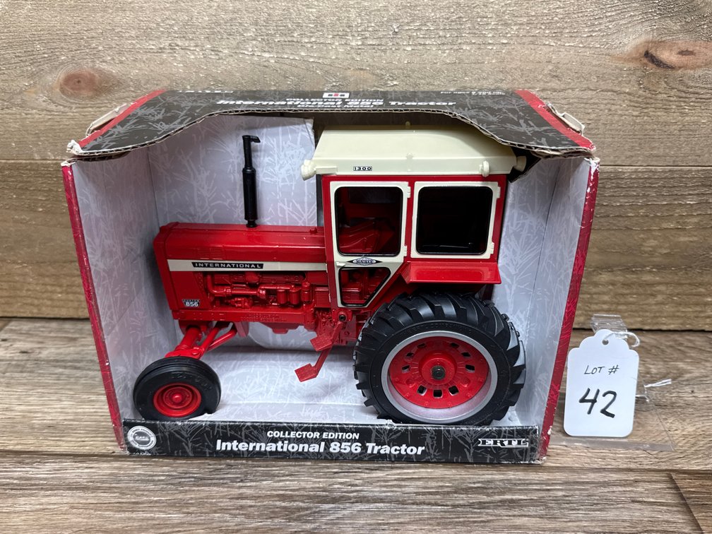 1:16 IH Custom 856 w/ Hiniker Cab - Collector