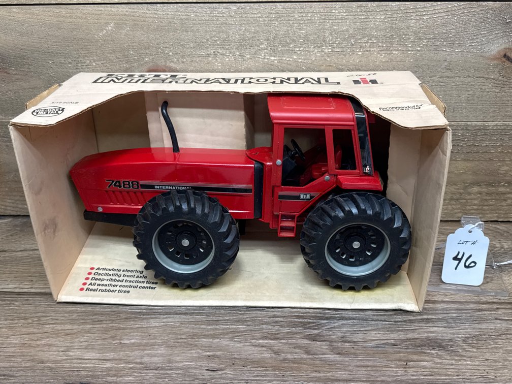 1:16 International 7488 2+2 Tractor