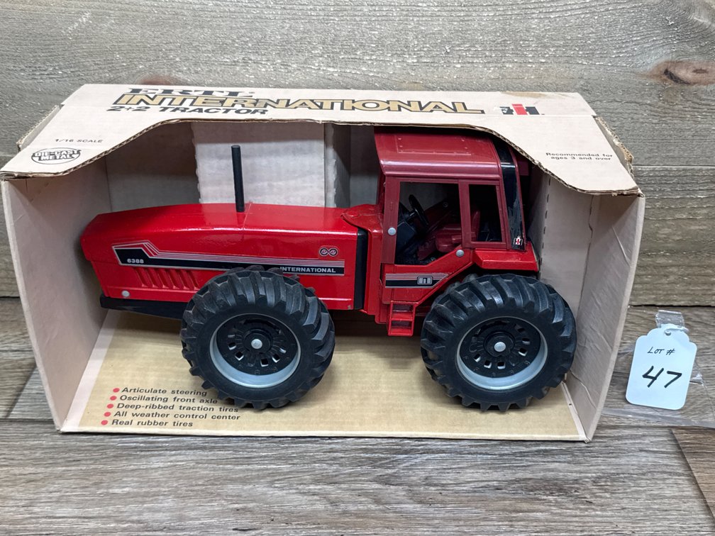 1:16 International 6388 2+2 Tractor