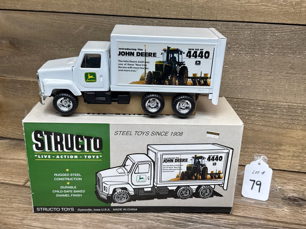 1:24 Structo JD Truck Featuring the 4440 Tractor