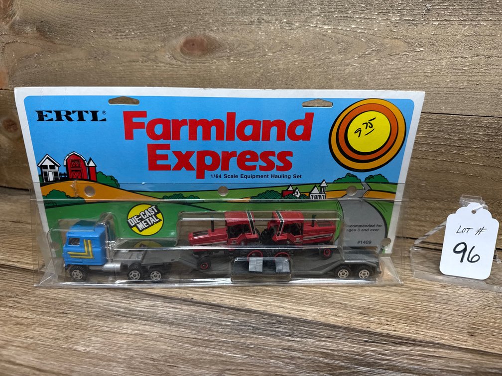 1:64 International Equipment Hauling Set