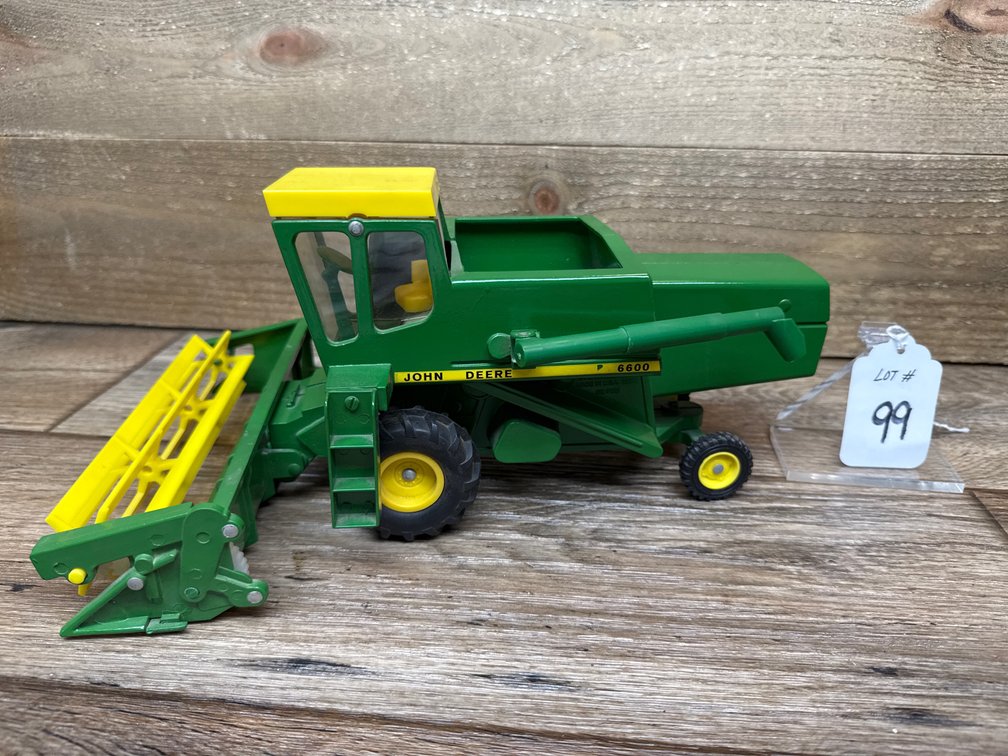 1:24 JD 6600 Combine