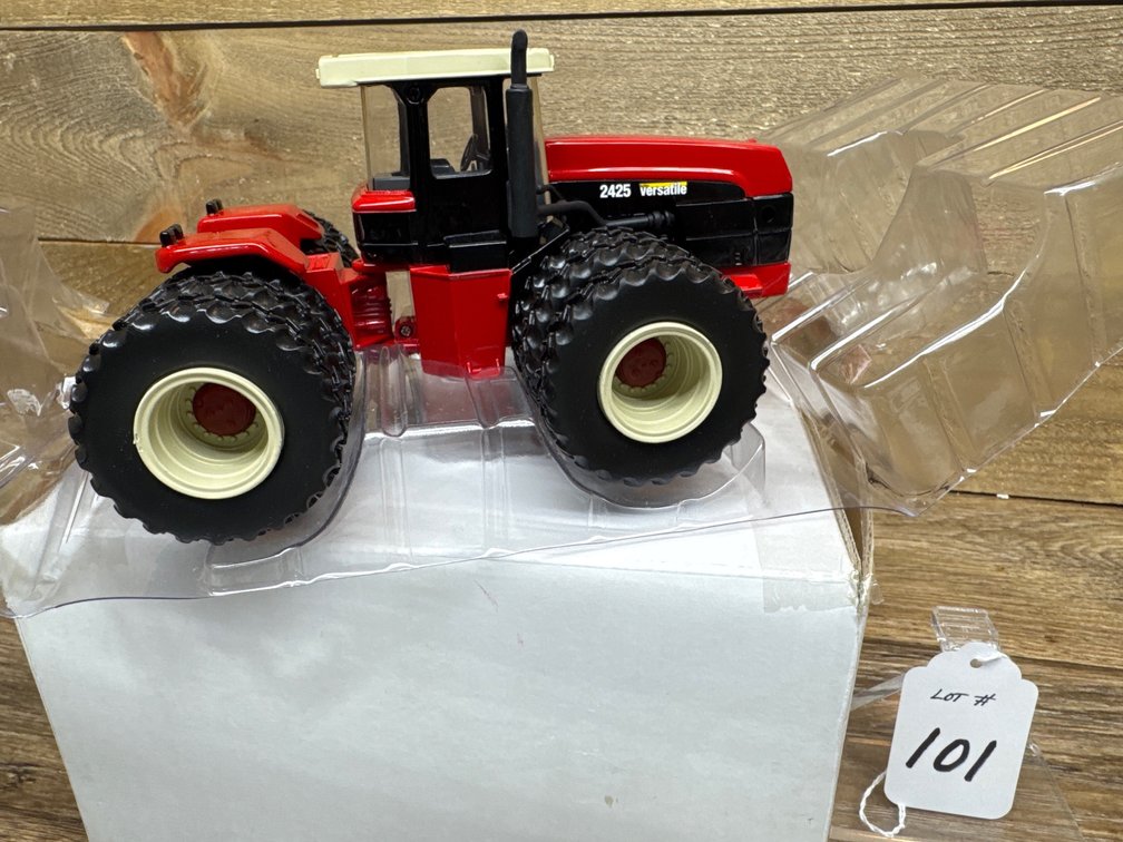 1:32 Versatile 2425 Buhler w/Triples - First Edition