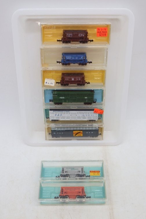 Lot of (8) N Scale Train Cars
