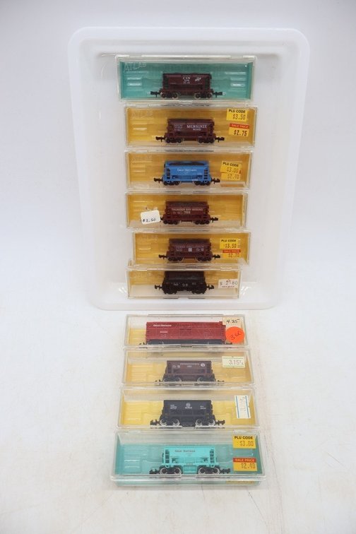 Lot of (10) N Scale Train Cars