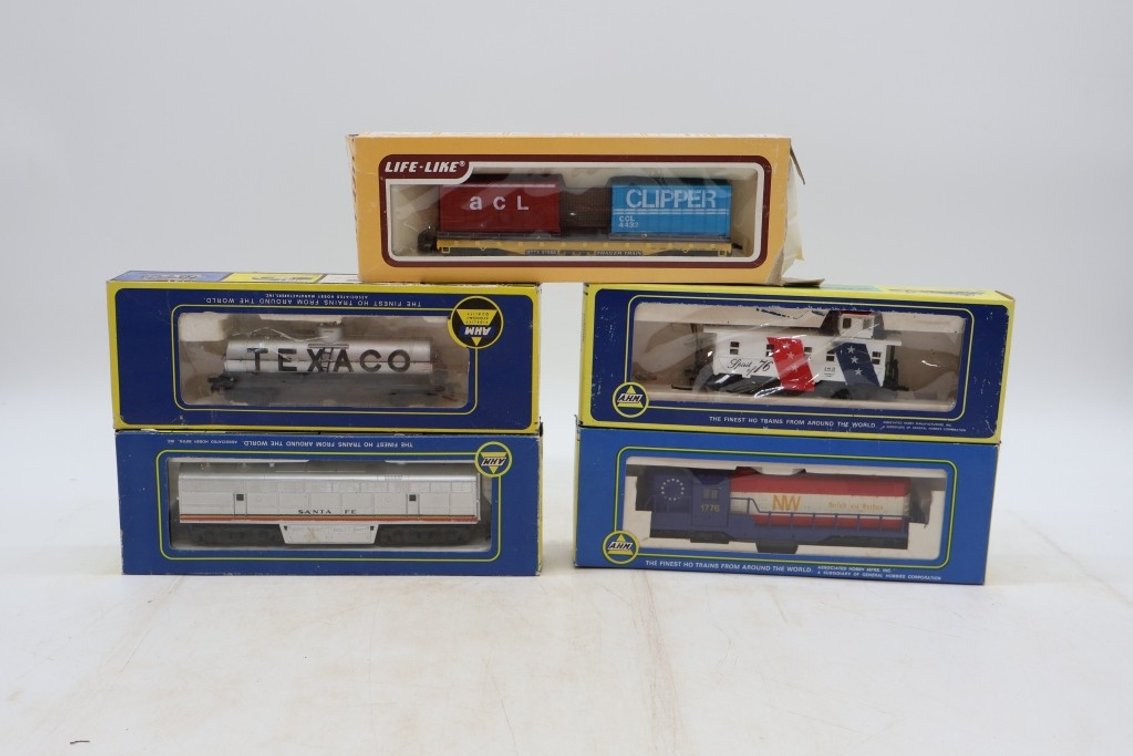 Lot of 5 HO Scale Train Cars