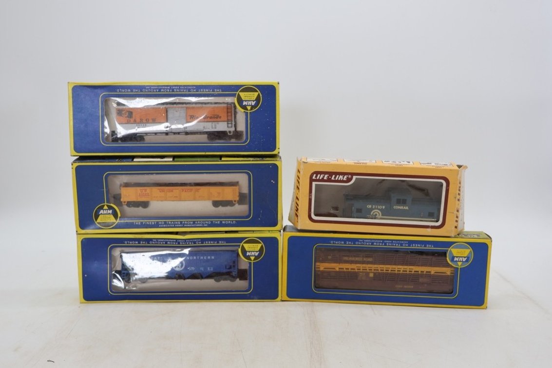 Lot of 5 HO Scale Train Cars