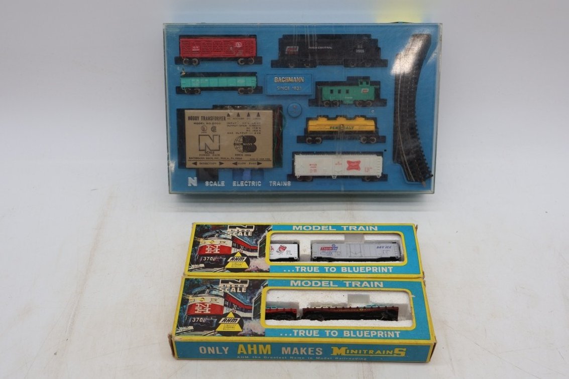 Lot with 2 HO Train Cars and Train Set