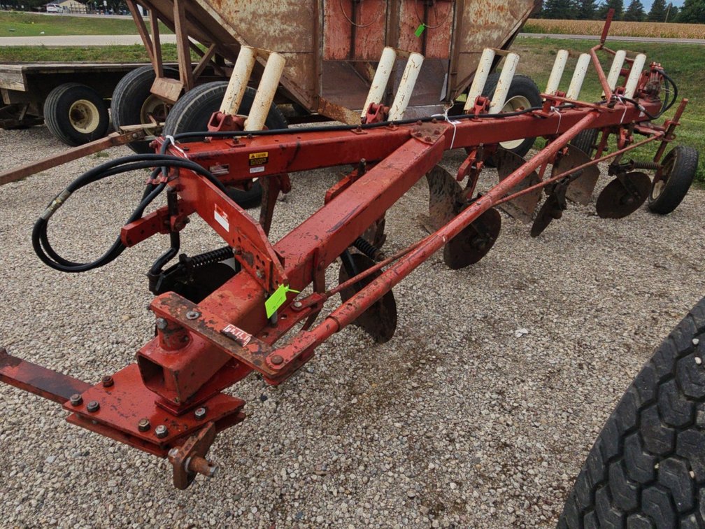 IH 720 Automatic 5 bottom plow