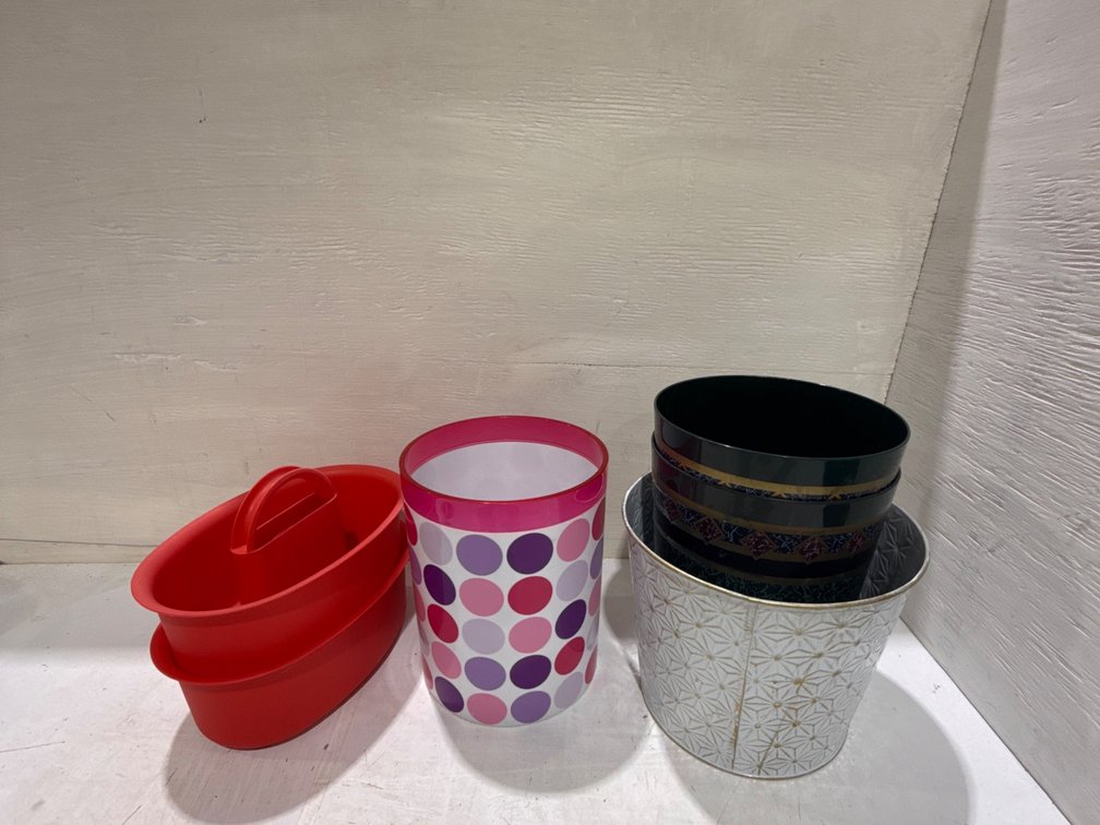4 Garbage cans, 2 totes