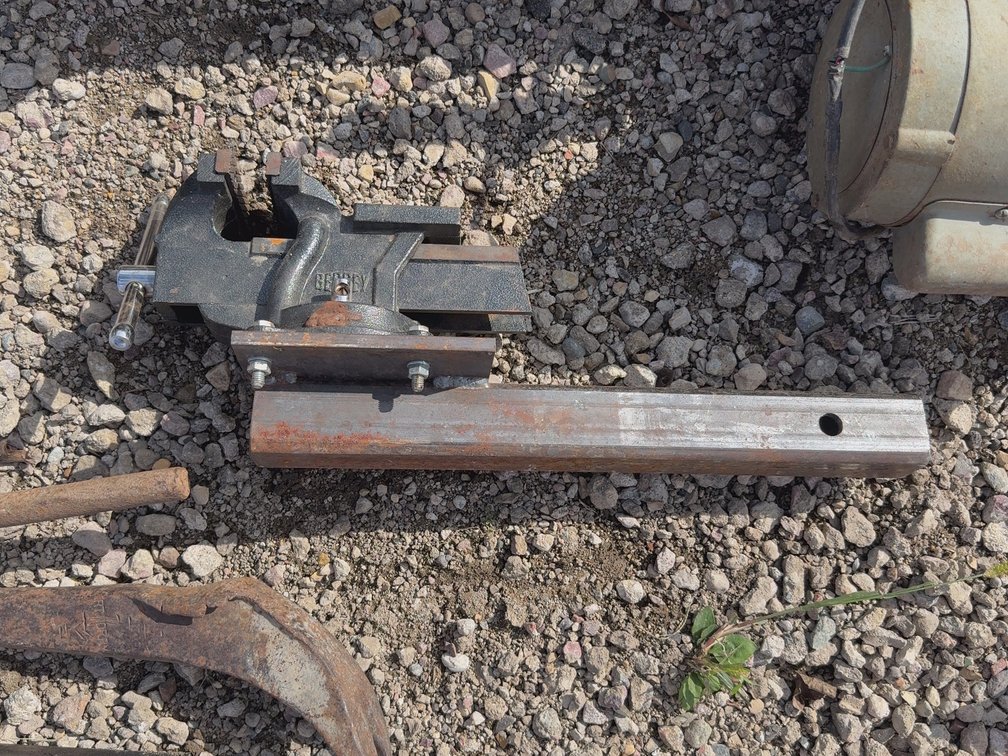 Trailer hitch vice  clamp