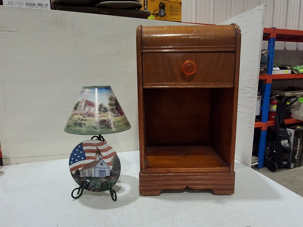 Vintage end table & plate holding lamp