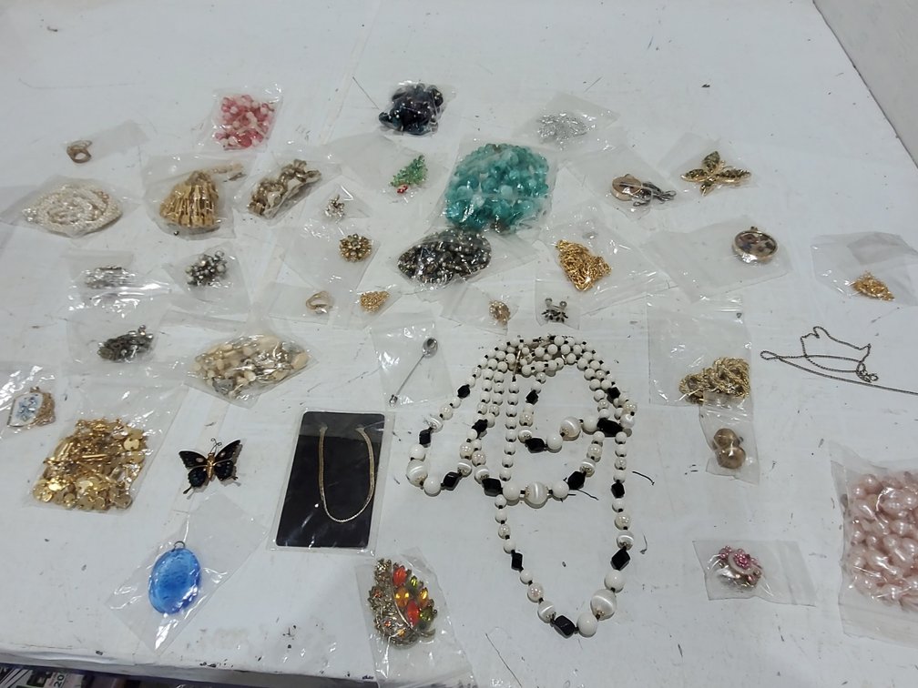 Jewelery and broaches