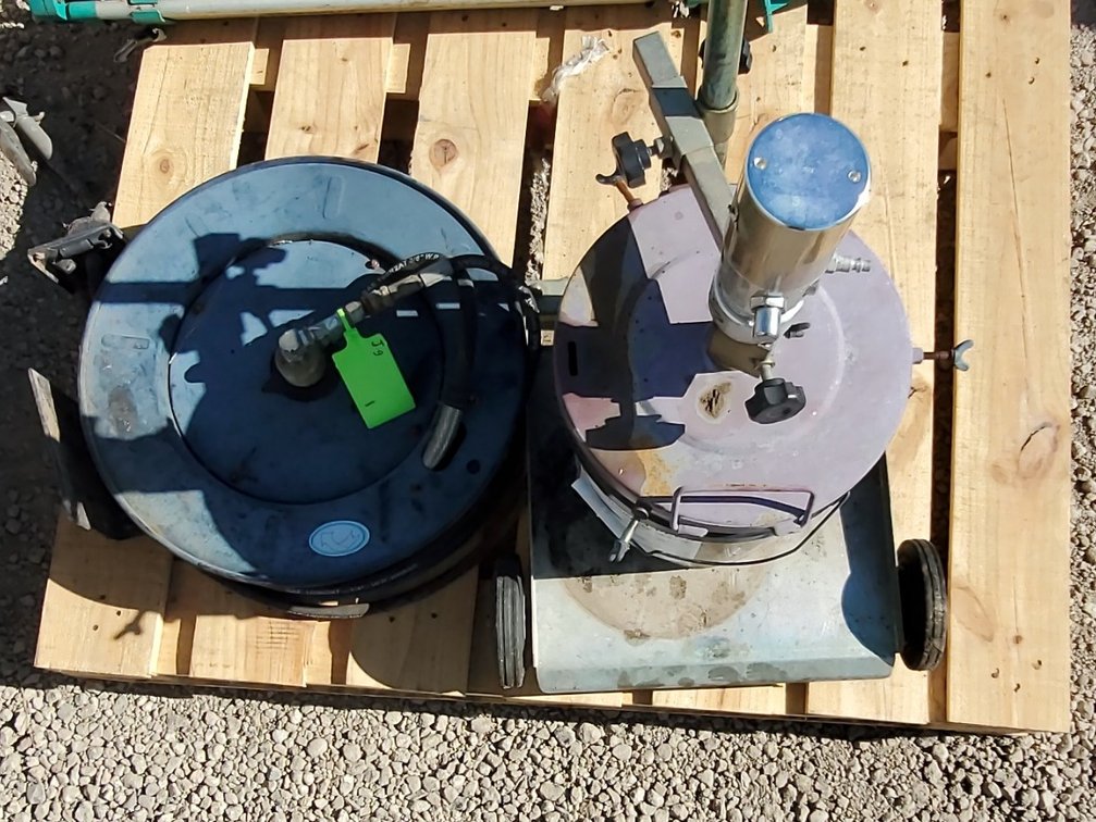 Grease gun with pale