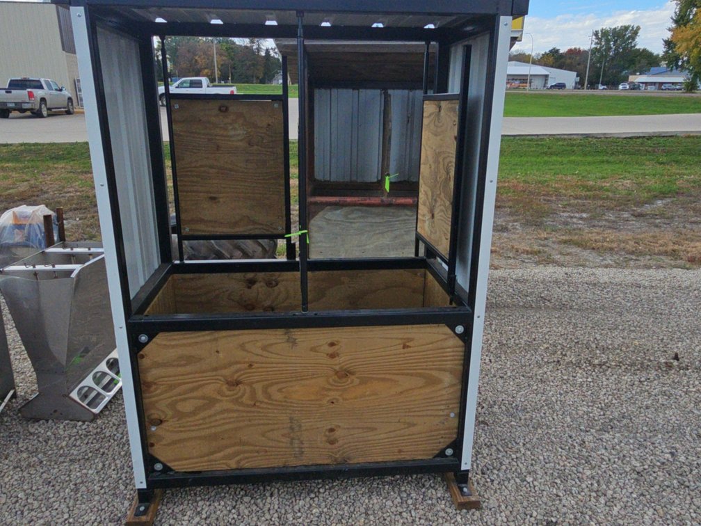 Covered horse feeder