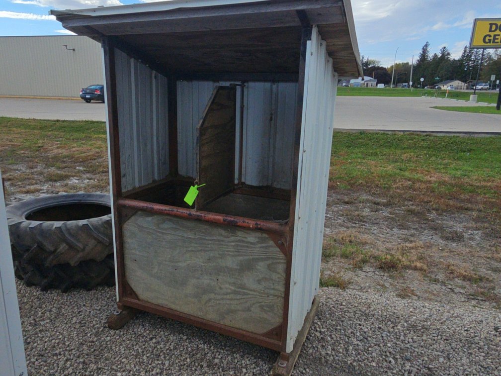 Covered horse feeder